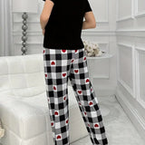 Set de pijamale cu tricou negru și pantaloni în carouri cu inimioare