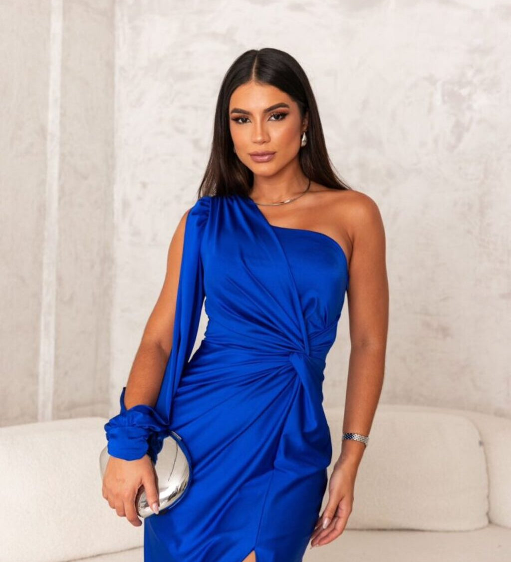 Alina – Elegantiška satininė suknelė asimetriško dizaino, su skeltuku šone