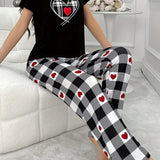 Set de pijamale cu tricou negru și pantaloni în carouri cu inimioare