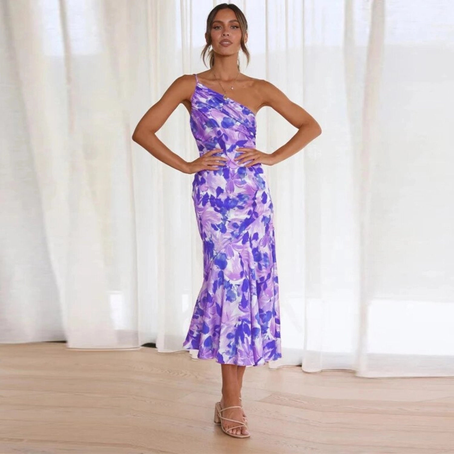 Viktoria – Rochie maxi asimetrică cu model floral
