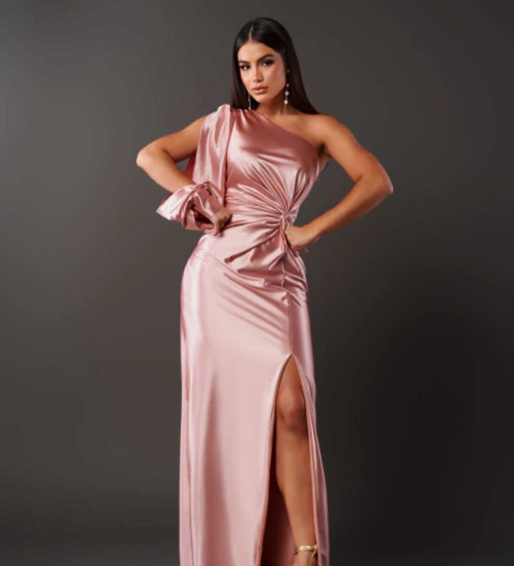 Alina – Elegantiška satininė suknelė asimetriško dizaino, su skeltuku šone