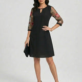 Rodica – Stilinga Suknelė su Siuvinėtų Tiulio Rankovėmis